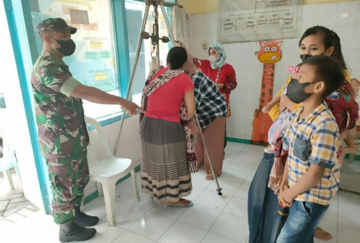 Babinsa Koramil 0830 Surabaya Utara Dampingi Posyandu di Masa Pandemi Covid-19