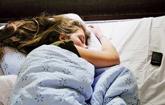 Ini Bahaya Taruh Smartphone di Samping Kepala saat Tidur