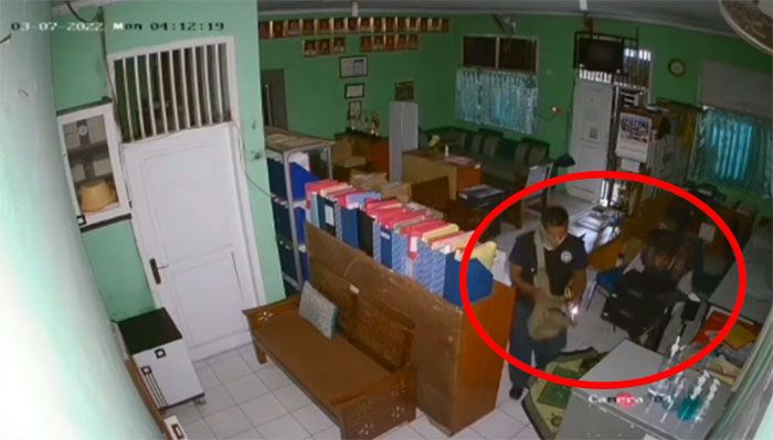 ​Dua Pelaku Pencuri Barang Elektronik di SDN Pengasinan Depok Terekam CCTV