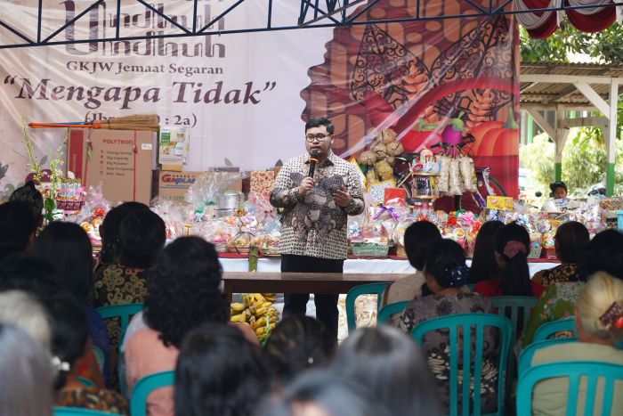 Bupati Kediri Buka Lelang Hasil Bumi di Perayaan Undhuh-Undhuh GKJW Segaran