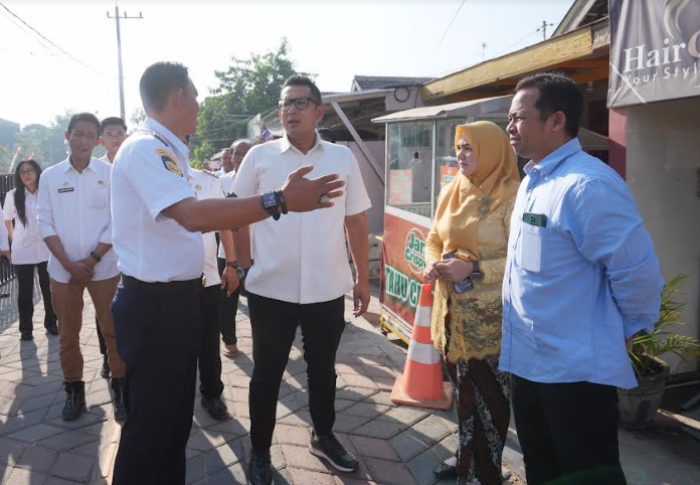 Tegaskan Kenyamanan Warga, Pj Wali Kota Mojokerto Tegur Stan Tenda yang Mengganggu di Trotoar