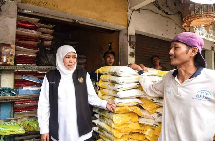 Stabilkan Harga, Gubernur Khofifah Gelontor 20 Ton Beras pada Operasi Pasar di Sidoarjo