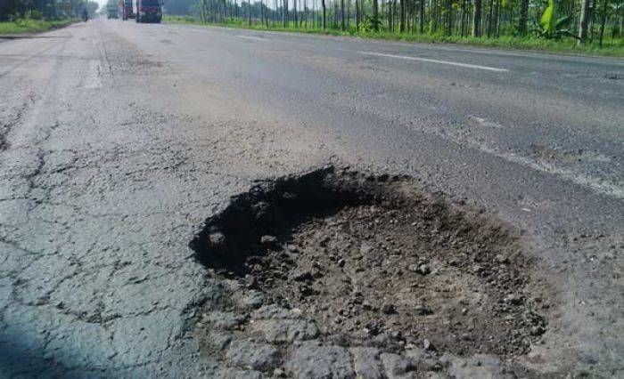 Jalan Berlubang di Jalur Pantura Tuban Bahayakan Pengguna