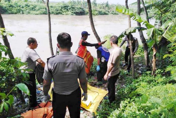 Mayat Pria Tanpa Busana Mengambang di Sungai Porong Sidoarjo