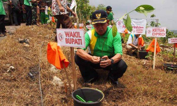 RPS Tuban Rayakan HPN 2016 di Puncak Gunung Rengit