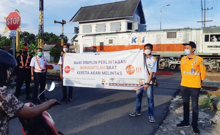 KAI Daop 8 Gandeng Komunitas Railfans Javatrain Sosialisasi Keselamatan di Perlintasan Sebidang KA