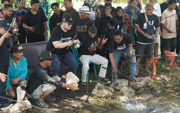 Mancing Bareng Warga, Dhito Dapat 2 Ikan Lele