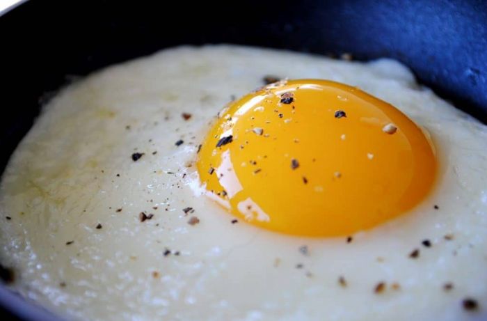Amankah Mengonsumsi Telur Setengah Matang? 