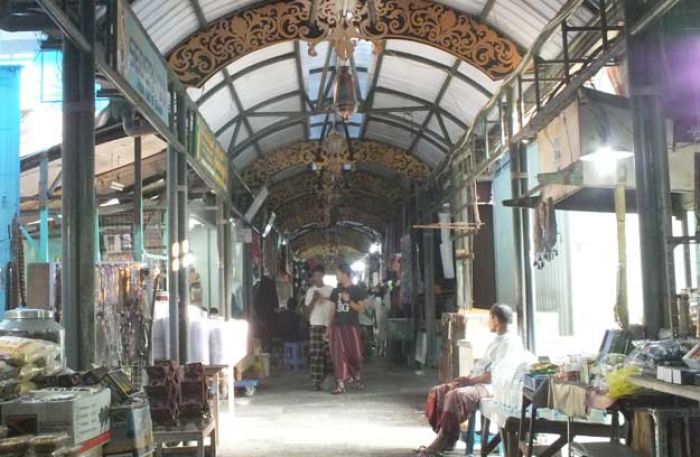 Menelusuri Jejak Kampung Religi di Surabaya (2): Dengar Adzan, Warga Ampel Tinggalkan Dagangan
