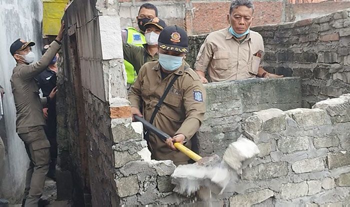 Kerap Dibuat Pesta Miras dan Narkoba, Bangunan di Sidorame Surabaya Dibongkar Petugas Gabungan
