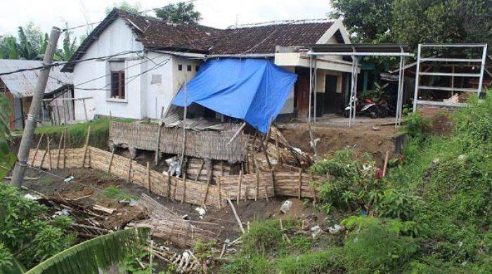Tanggul Longsor, Rumah Warga di Desa Perning Mojokerto Terancam Hanyut