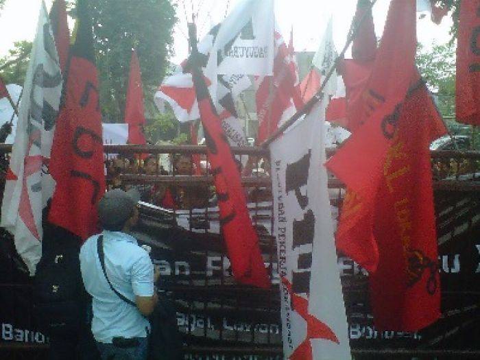 Kawal Sidang Perburuhan, Massa Buruh Geruduk PN Surabaya