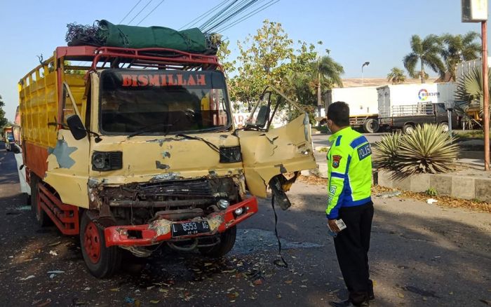 Empat Kendaraan Terlibat Tabrakan Beruntun di Jombang, Dua Orang Terluka