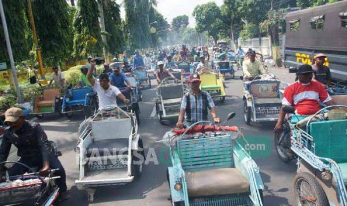 Dilarang Beroperasi, Ratusan Pengemudi Betor Kepung Kantor DPRD Jombang
