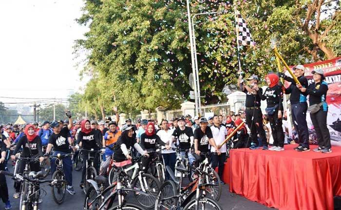 HUT ke-72 TNI, Ribuan Warga Surabaya Ikut Marakkan Fun Bike Bersama Prajurit 