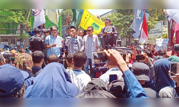 Penuhi 6 Tuntutan Mahasiswa, Ketua DPRD Gresik Sepakati Pakta Integritas