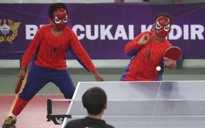 Main Tenis Meja, "Spiderman" Ajak Anak-Anak Gemar Berolahraga