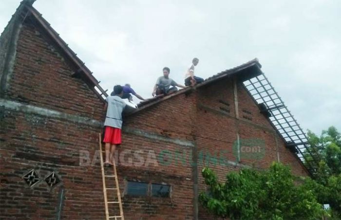 Angin Kencang Terjang Desa Banjardowo Jombang, Atap Rumah Warga Porak-poranda