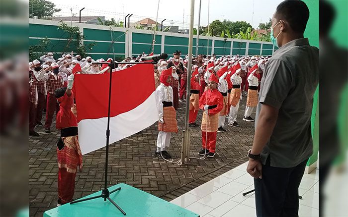 Pimpin Upacara Kemerdekaan, Ketua PWI Tuban Ajak Siswa SD BAS Teladani Jasa Pahlawan