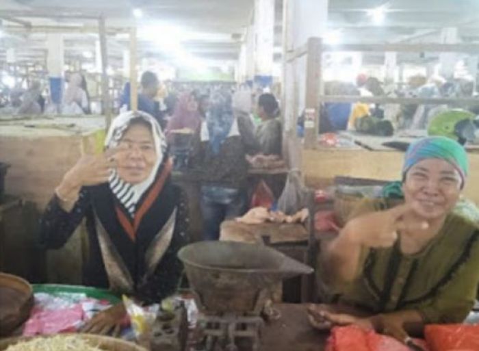 Viral! Pedagang Pasar Srimangunan Ngaku Dipaksa Pose Dua Jari agar Dukung Petahana di Pilbup Sampang