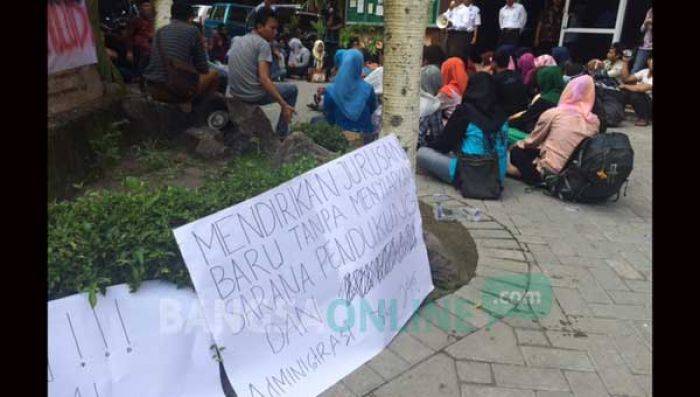 Ratusan Mahasiswa STAIN Kediri Demo, Tolak Pendirian Fakultas Baru