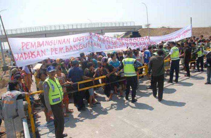 Warga Tembelang Jombang Gelar Demo Protes Pembagunan Underpass Jalan Tol Sesi II Jombang - Mojokerto