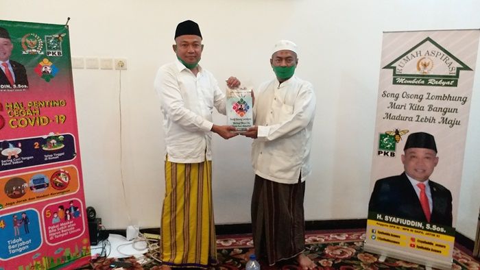 Komit Berikan Sembako dan APD, Ketua Dewan Syuro PKB Bangkalan Puji Syafiuddin Asmoro