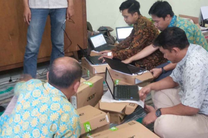 Tahun Ajaran Baru Para Pelajar SD dan SMP di Kota Madiun Gunakan Laptop