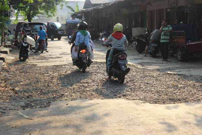 Jalan Rusak di Pasar Larangan Sidoarjo tak Kunjung Diperbaiki