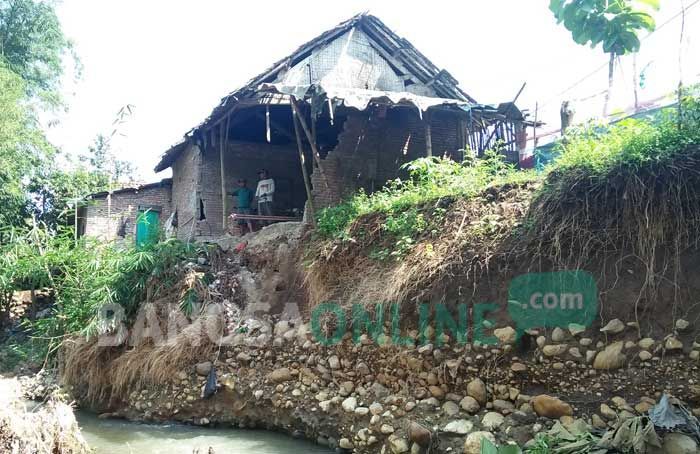 Pjs Bupati Setiajit Janji segera Bangun Bronjong di Bantaran Sungai Ngampungan