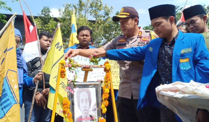 Aksi Tabur Bunga Aktivis PMII di Depan Mapolres Blitar Kota Diwarnai Isak Tangis