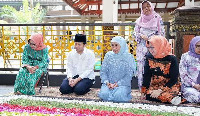 Ziarah ke Makam Pendiri NU, Khofifah: Gus Dur dan Gus Sholah itu Guru Saya, Beliau Sosok Istimewa