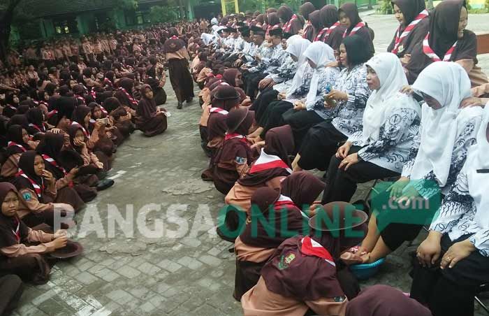 Peringati Hari Guru, Ratusan Siswa SMPN Mojowarno Jombang Basuh Kaki Gurunya