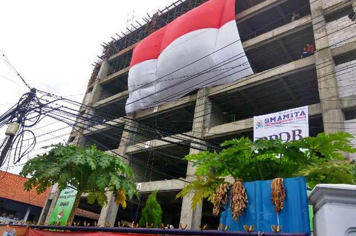 Peringati Hari Pahlawan, SMA Muhammadiyah 1 Taman Kibarkan Bendera Merah Putih Raksasa