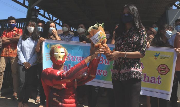 Kampung Tangguh Ketintang Support Pasien Sembuh Covid-19, Iron Man Bermasker Menyusup Membawa Bunga