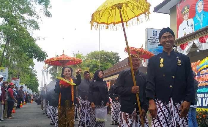 Kirab Bersinagari Meriahkan Peringatan Hari Jadi ke-818 Kabupaten Tulungagung