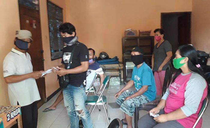 Relawan Peduli Covid-19 Beri Bantuan ke Warga Semampir, Kota Kediri