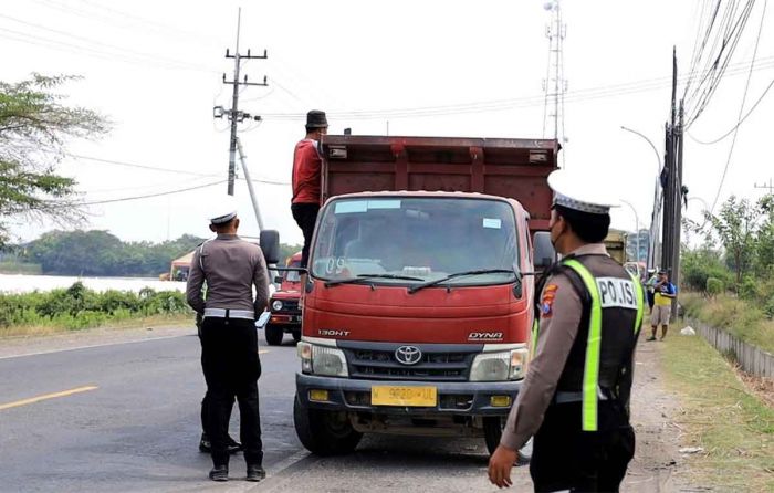 Satlantas Polres Gresik Gencar Razia Truk Muatan Tambang