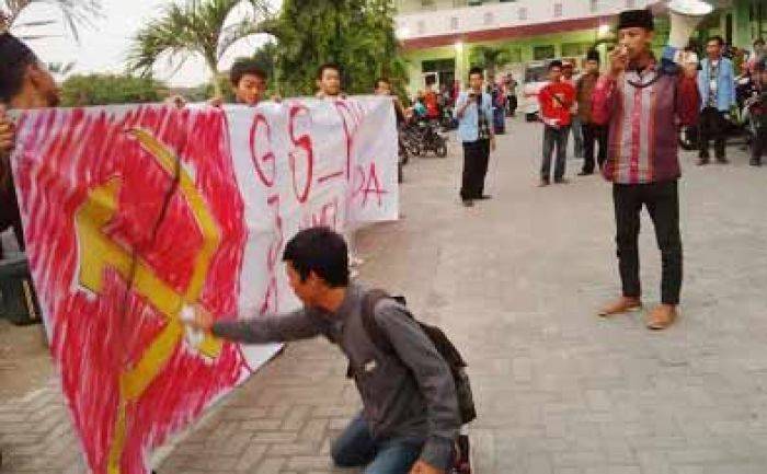 Refleksi G-30 S PKI, Mahasiswa STIT Kota Mojokerto Demo Coreti Palu Arit