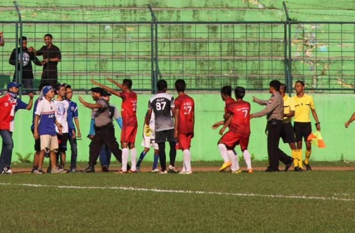Duel Arema Indonesia Vs Blitar Poetra FC Diwarnai Kericuhan, Penonton Masuk Lapangan