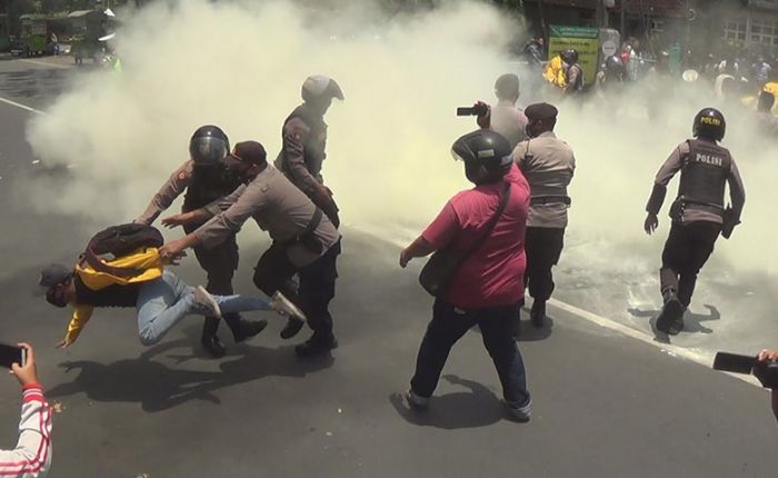 Unjuk Rasa Mahasiswa Tolak Omnibus Law di Jombang Diwarnai Kericuhan, 1 Orang Diamankan