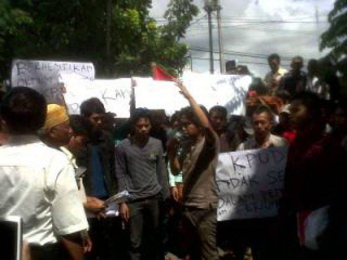 Ratusan Warga Demo Panwaslu Sumenep Terkait Dugaan Ijazah Palsu Caleg PDIP 