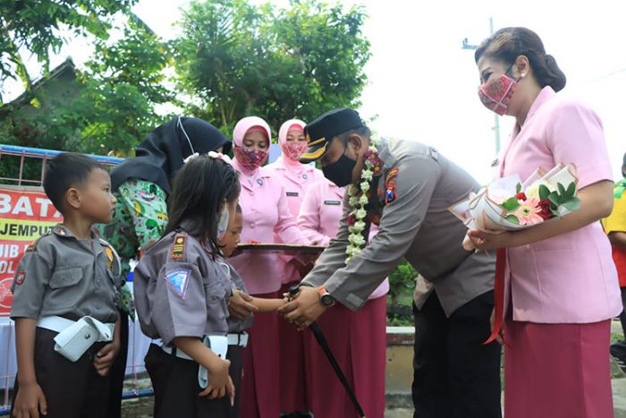 Kapolres Ngawi Bersama Ketua Bhayangkari Kunjungi di TK dan Bagikan Paket Sembako Kepada Warga