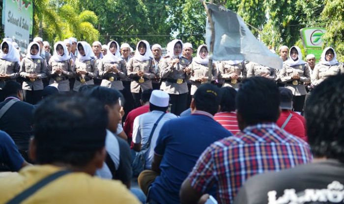 Tim Asmaul Husna Polres Probolinggo Kota Turun, Aksi Beringas Massa di DPRD Mereda