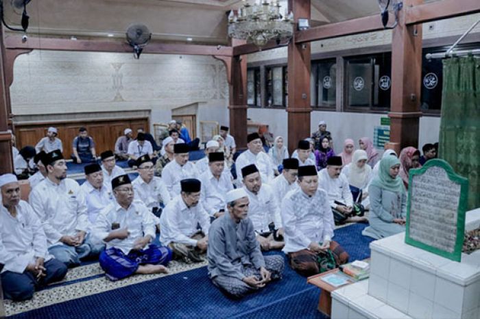 Gubernur Jatim Bersama Bupati Gresik Tarawih di Masjid Jami