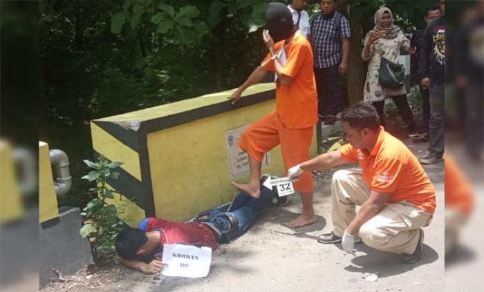Kejam! Reka Ulang Pembunuhan Bocah SD di Mojokerto: Korban Dicekik, Duburnya Ditusuk Batang Bambu