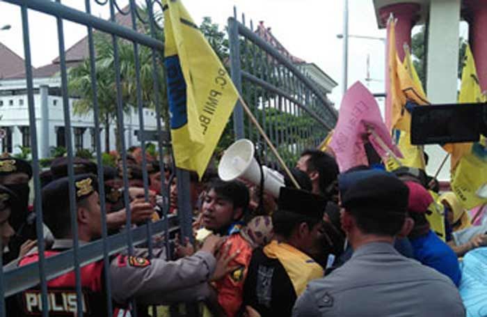 Demo Tolak UU MD3 Ricuh, Massa Paksa Masuk Gedung DPRD Blitar 