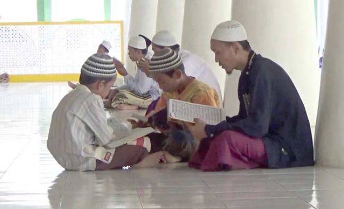 Hari Pertama Puasa, Masjid Jamik Sumenep Dipenuhi Orang Iktikaf