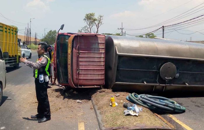 As Roda Patah, Truk Tangki Air Terguling di Sidoarjo