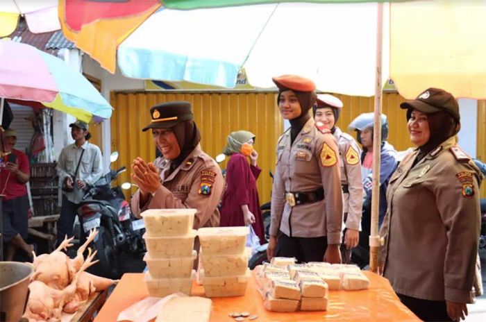 Antisipasi 3C, Polwan Polres Mojokerto Kota Blusukan ke Pasar Beri Imbauan Kamtibmas